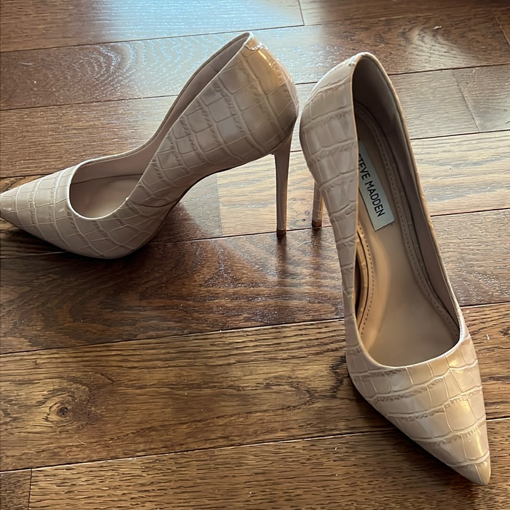 Steve Madden classic 4” pumps, nude alligator, 8.5
